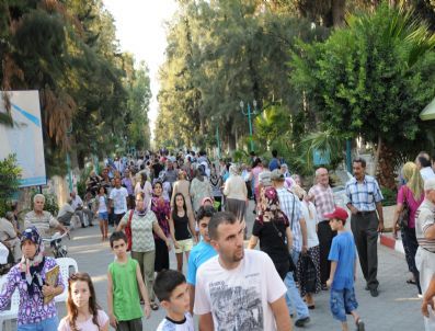 Mezarlıkta Hüzünlü Bayram