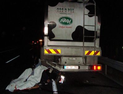 TÜRKIYE JOKEY KULÜBÜ - Motosiklet Duran Kamyona Çarptı: 2 Ölü