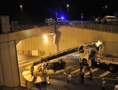Otomobil Metrobüs Yoluna Düştü: 1 Ölü, 3 Yaralı