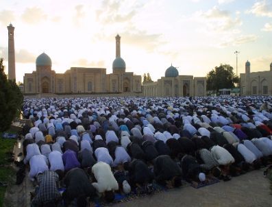 Özbekistan’da Camiler Dolup Taştı