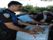 Polislerden Bayram Şekeri