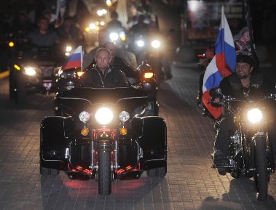 Rusya Başbakanı Putin`den Motosiklet Şovu