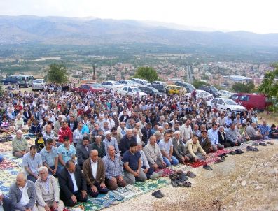 YASSıÖREN - Senirkentliler Bayram Namazını Açık Havada Kıldı