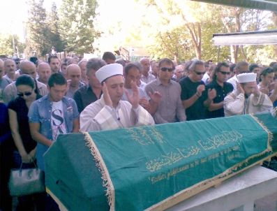 Survivor Yarışmacısı Derya Durmuşlar Son Yolculuğuna Uğurlandı