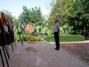 Tek Başına Getirdiği Çelengi Atatürk Anıtına Bıraktı