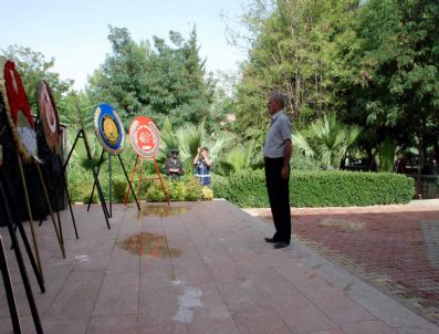 Tek Başına Getirdiği Çelengi Atatürk Anıtına Bıraktı