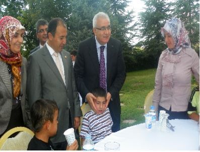 Vali Çakır, Kimsesiz Çocuklara Yemek Servisi Yaptı