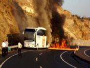 Yolcu otobüsü cayır cayır yandı