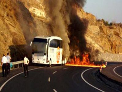 Yolcu otobüsü cayır cayır yandı