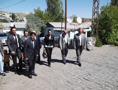 Ak Partililer Engelli Çocuğu Evinde Ziyaret Ederek Tekerlekli Sandelye Hediye Etti