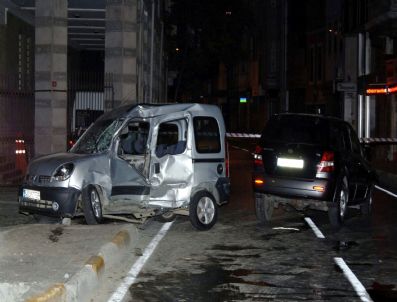 Beyoğlu`nda Ciple Otomobil Çarpıştı: 2 Yaralı