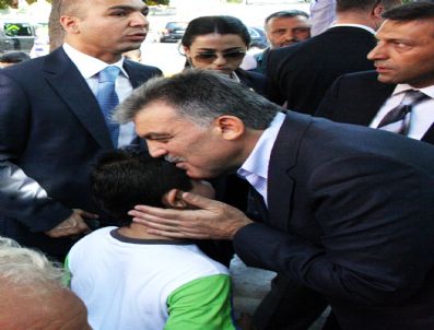 Cumhurbaşkanı Gül, Tarabya`da Vatandaşlarla Bayramlaştı