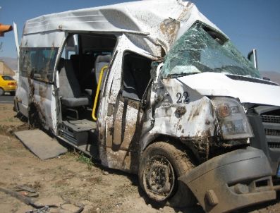 Diyaliz Hastalarını Taşıyan Servis Aracı Kaza Yaptı: 7 Yaralı