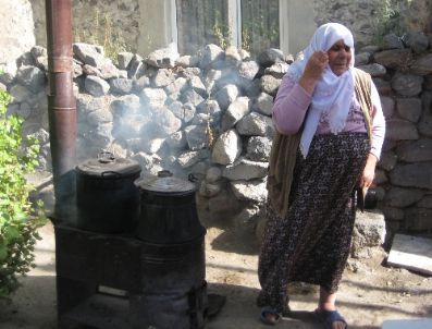 Erzurumlu Sümer Nine`den İnsanlık Dersi: Yardım Paketini Somali`ye Gönderdi