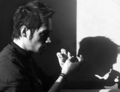 İzmirli Müzisyen Emre Aron Korku Salmaya Hazırlanıyor