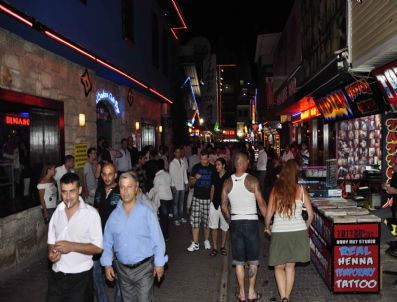 Kuşadası`nda Bayramın Gözdesi Barlar