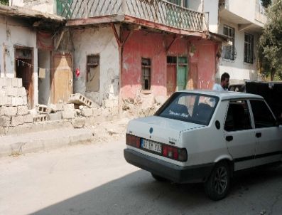 Otomobil Yaşlı Kadının Evinin Duvarını Yıktı