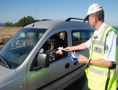 Polisten Sürücülere Kazalara Karşı Broşürlü Uyarı