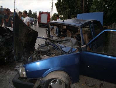 MEHMET ŞEKER - Sakarya`da 2 Otomobil Çarpıştı: 5 Yaralı