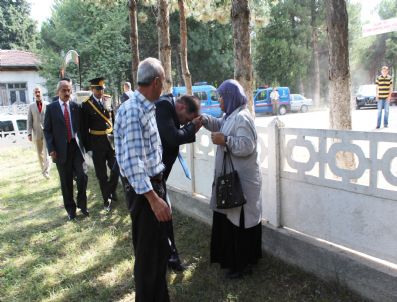 KAZıM ŞAHIN - Şehitlikte Tören Düzenlendi