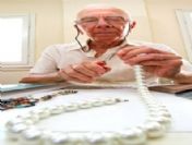 Takı Kursuna Katılan Dede, El Becerisi İle Hanımlara Taş Çıkarıyor