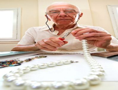 Takı Kursuna Katılan Dede, El Becerisi İle Hanımlara Taş Çıkarıyor