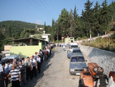 Yeditepe Halkı, 450 Yıldır Mezarlık Önünde Bayramlaşıyor
