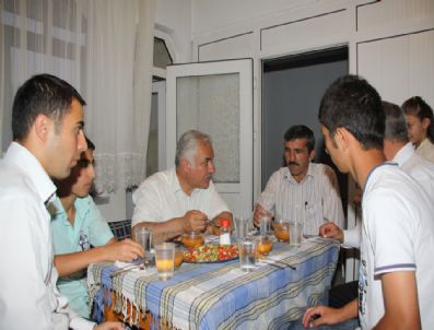 LOKMAN ÖZDEN - Başkan Özden, İftarını Şehit Yakınlarıyla Açtı