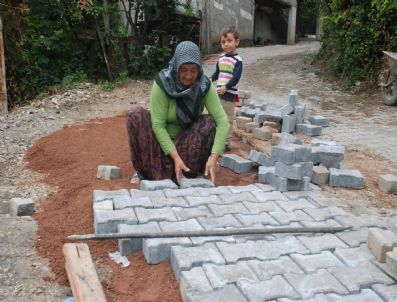 Elinin Hamuruyla Parke Taşı Döşedi