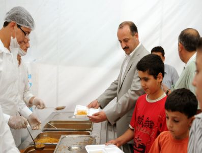 SAĞDUYU (ESKİ) - İftarını Vatandaşlarla Açan Başkan Akgül, Servisi Kendi Yaptı