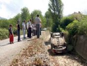 Otomobil Su Kanalına Uçtu: 2 Yaralı