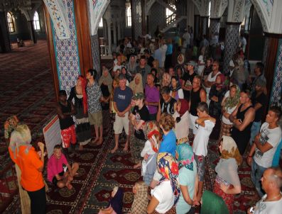 CEMAL UYSAL - Ramazan`da Külliye Camii`ne Turist Ziyaretleri İki Katına Çıktı