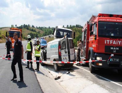 Sakarya'da Panelvan Beton Yüklü Kamyonla Çarpıştı: 3 Ölü