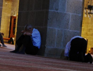 ERZURUM KONGRESI - Sıcaktan Bunalan Çocukların Su Keyfi