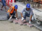 Yüksek Topuklar Kaldırım Değiştirtti