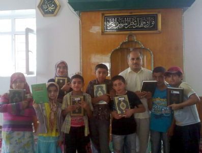 50 Öğrencisine Kuran-ı Kerim Hediye Etti