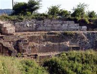 Antik kentte toplu mezar bulundu