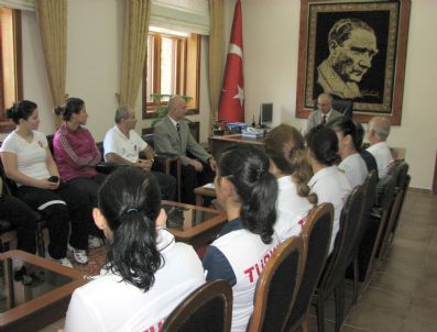 CELALETTIN KAPÇAK - Bayan Güreş Milli Takımı'ndan Vali Daşöz'e Ziyaret