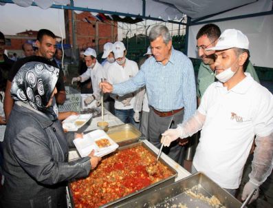 Binlerce Kişi Stadyumda İftar Açtı