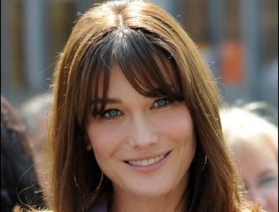 CAMBRIDGE - Dünyanın en şık kadını Carla Bruni-Sarkozy