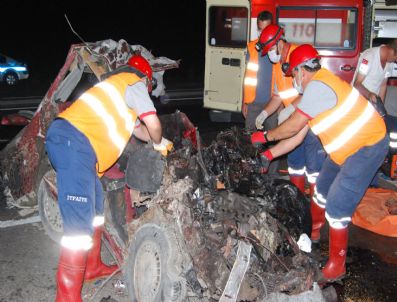 Otomobil Tır`la Çarpıştı: 2 Ölü