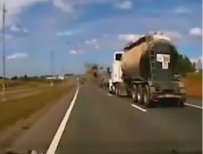 Rusya'da Korkunç Trafik Kazası Kameraya Böyle Yansıdı