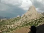 Toros dağı'na adaçayı toplamak için çıkan çocuk uçuruma düşüp mahsur kaldı