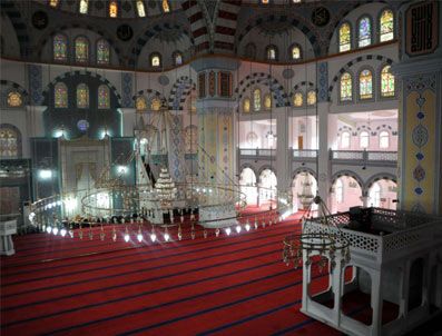 Bu camide aynı anda 7 bin kişi saf tutabiliyor