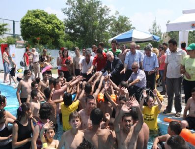 Büyükşehir Belediyesi’nin 41 Havuzundaki Yüzme Kursları Devam Ediyor