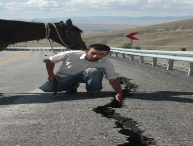Heyelan 12 Milyon Liraya Yapılan Yolu Çökertti