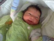 İki günlük bebeğini nezarette emziriyor