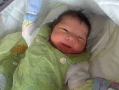 İki günlük bebeğini nezarette emziriyor