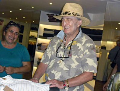 RAHMİ KOÇ - İşadamı Rahmi Koç Birgi'de Gömlek Aldı