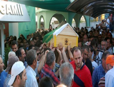 Kaza Kurbanı Genci İlçe Halkı Uğurladı